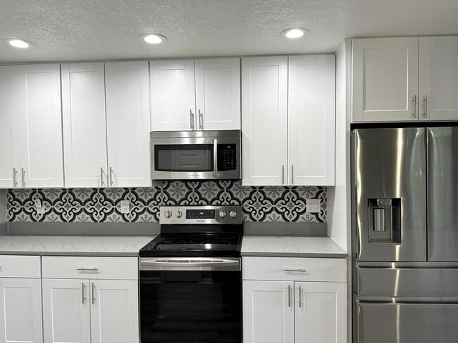 Foto del edificio - 560 W 114th Pl