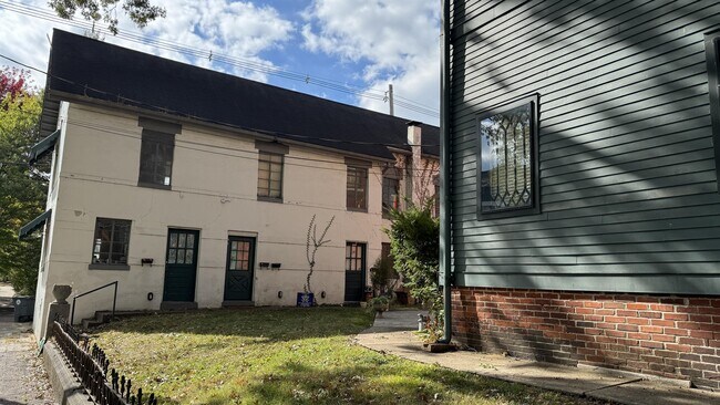 Building Photo - 14 Mulberry St