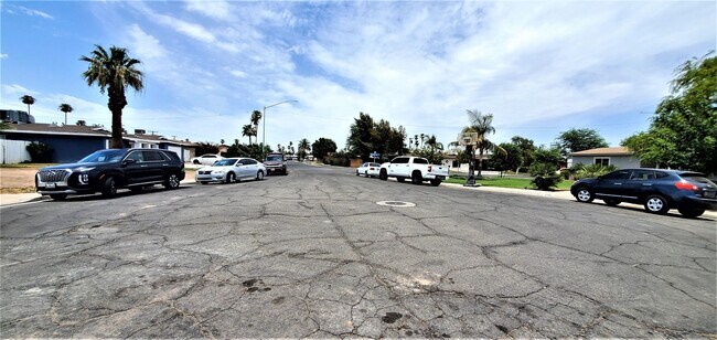 Foto del edificio - 4 bedrooms and 2 full baths.