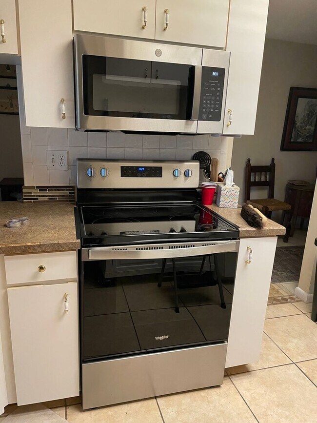 Building Photo - Spacious 3BR Condo in Mulberry