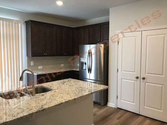 Foto del edificio - Beautiful 3 Story 4 Bedrooms 2 Car Garage ...