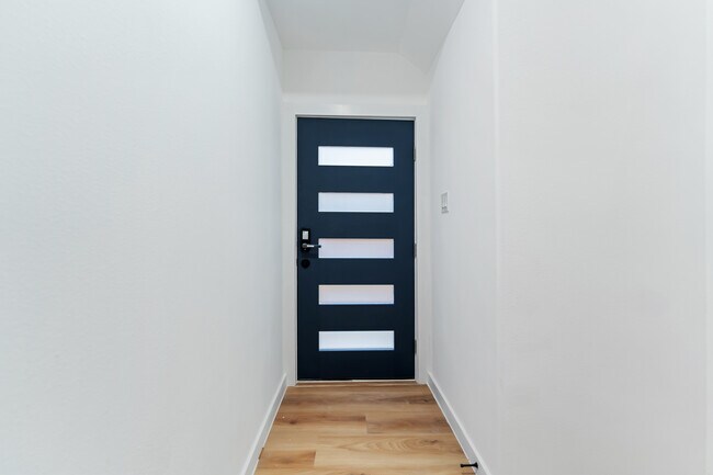 Foto del edificio - 9318 Firnat St