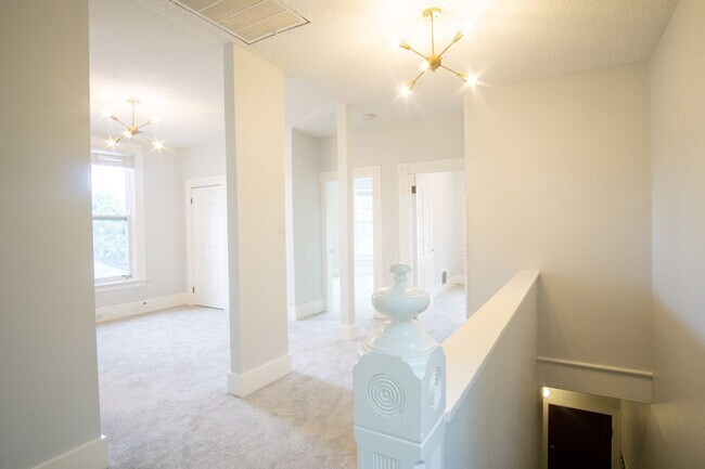 Foto del edificio - Gorgeous & Luxurious Remodeled Top-Floor T...