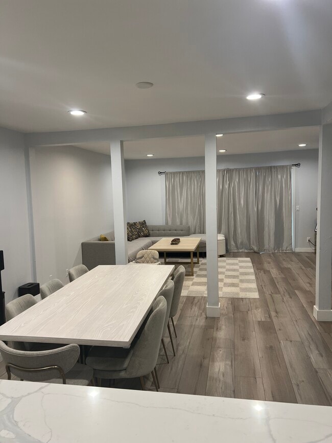 Foto del edificio - 429 E Providencia Ave