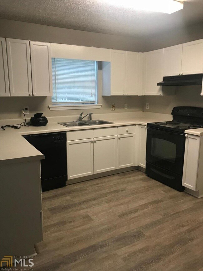 Building Photo - 3600 Brookview Dr