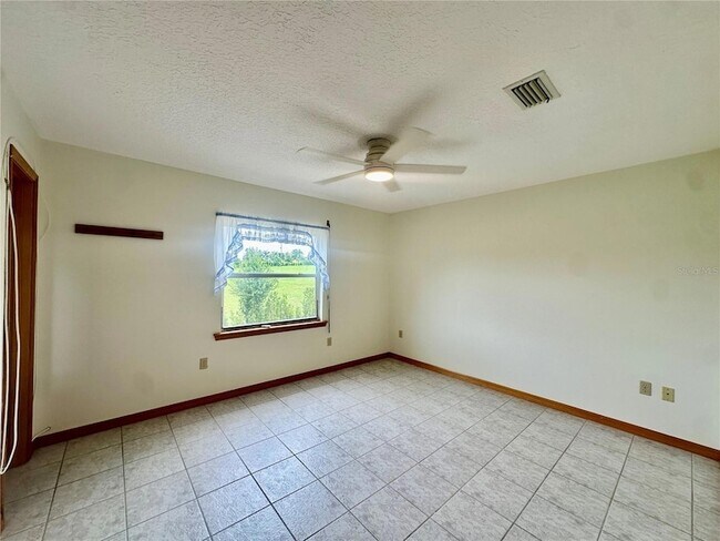Foto del edificio - 709 S Lake Starr Blvd