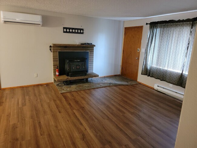 Building Photo - NE Tacoma "Retro" Rambler home - 3 bedroom plus den with 1 bathroom, 2 car garage, AC units - Ava...
