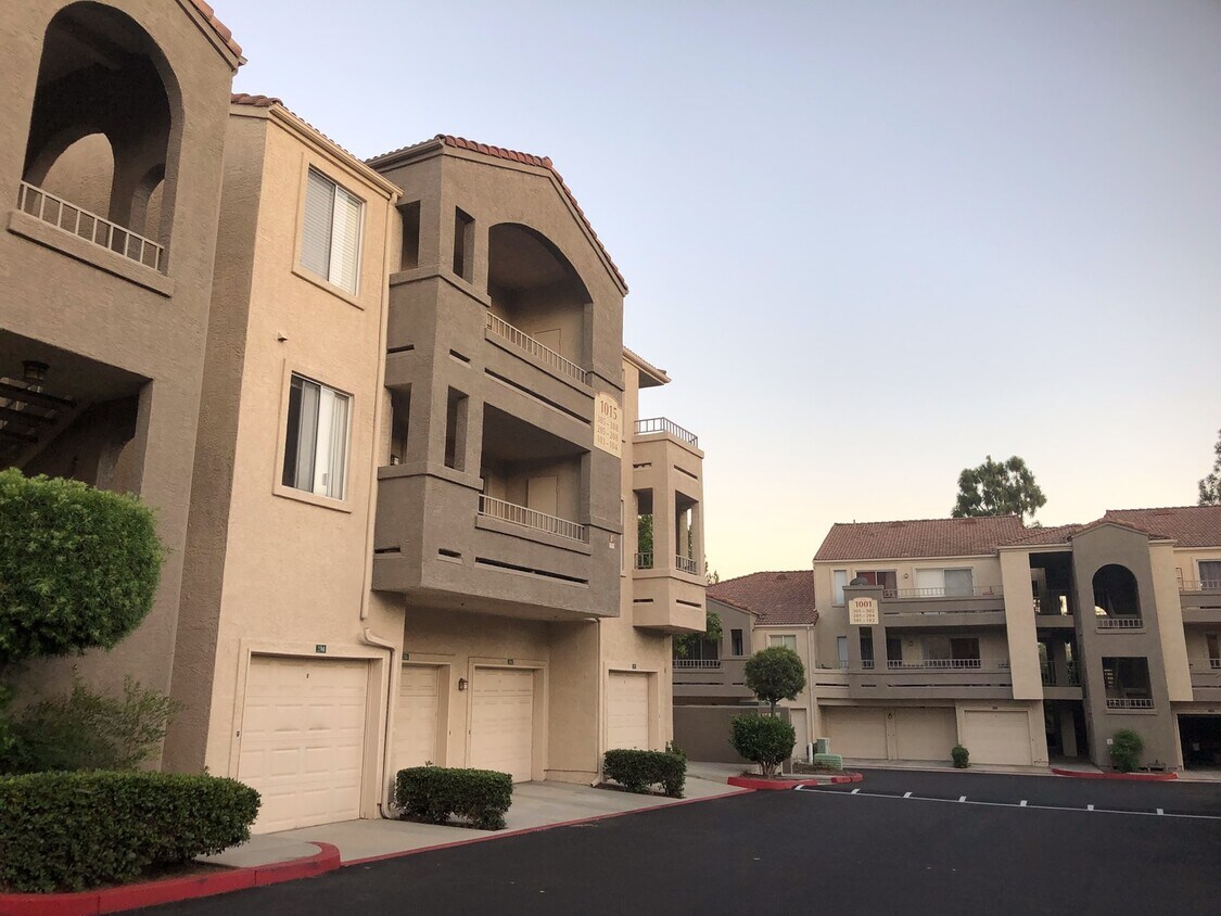 Foto principal - Gorgeous 2 Bedroom Condo For Rent