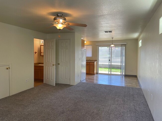Foto del edificio - Beautiful 2 Bedroom 1.5 Bath Townhome Loca...