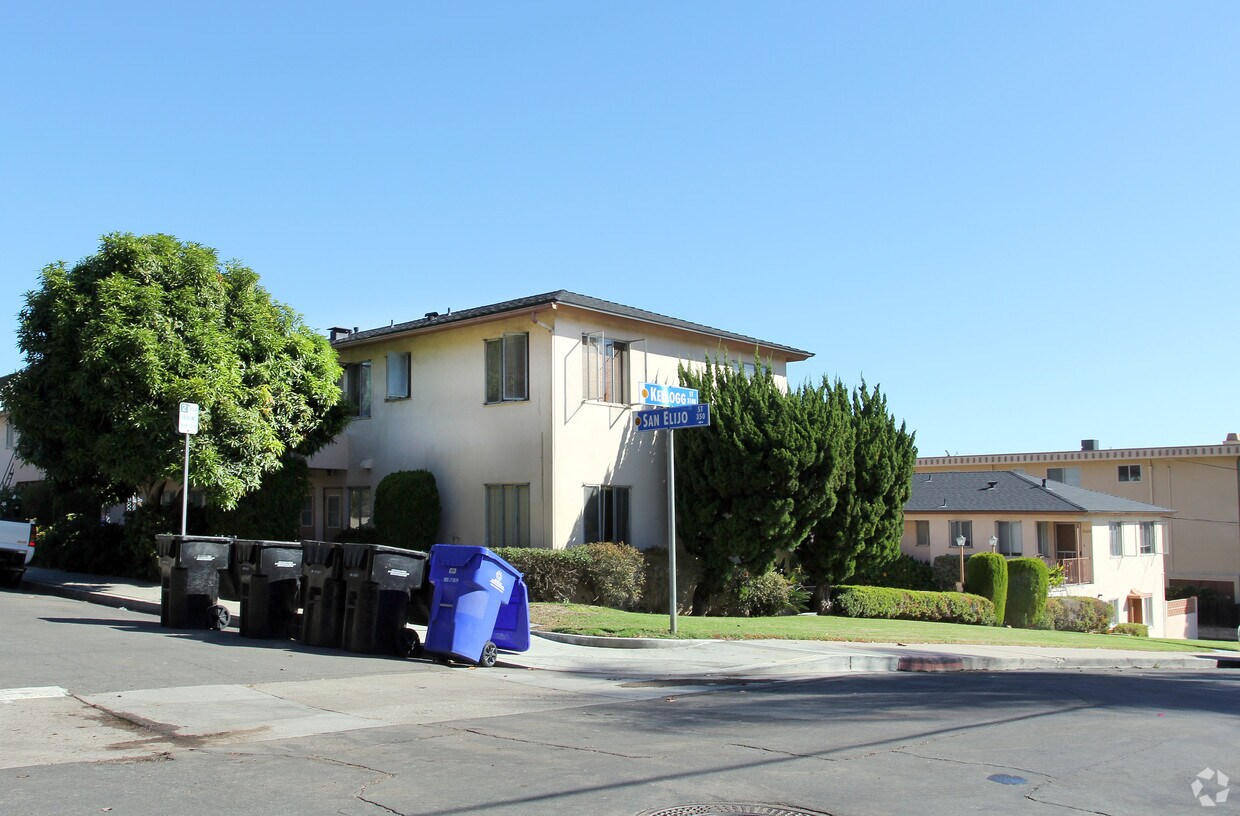 Foto del edificio - 3026-3066 Kellogg St