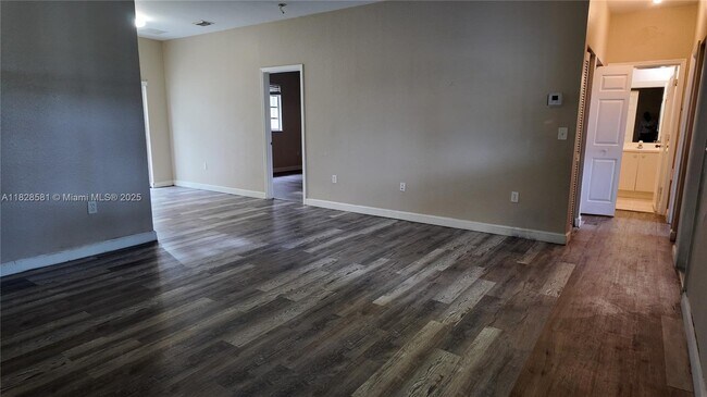 Foto del edificio - 374 NE 27th Ave