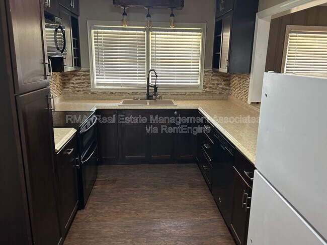 Foto del edificio - 1133 E College St