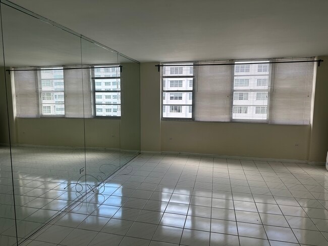 Building Photo - 999 Brickell Bay Dr