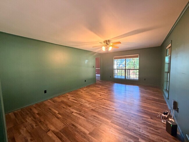 Foto del edificio - Discover this spacious 4-bedroom, 2.5-bathroom home in Russellville, AR