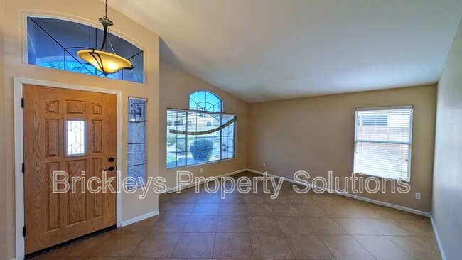 Building Photo - 929 N Quail Ln