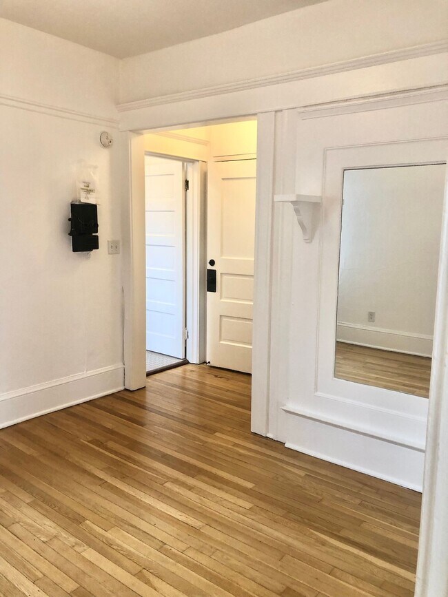 Foto del edificio - Tons of natural light with a touch of vintage charm in this TOP FLOOR Studio!
