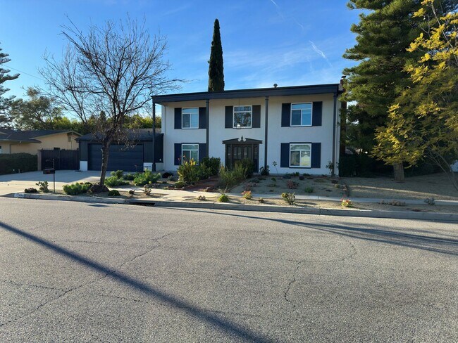 Building Photo - Captivating Colonial-Style 2-story 5 bedro...