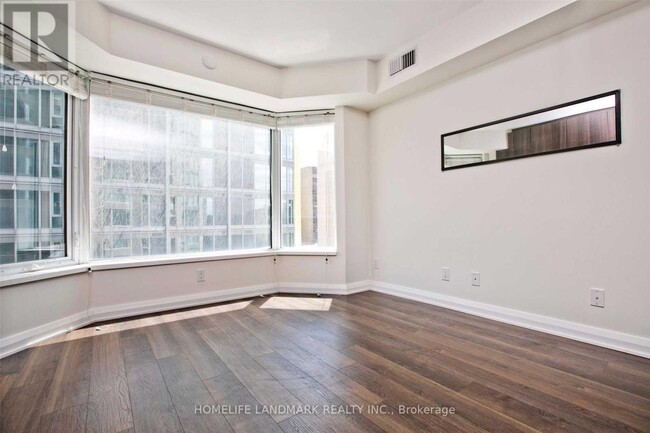 Photo du bâtiment - 155 Yorkville Ave