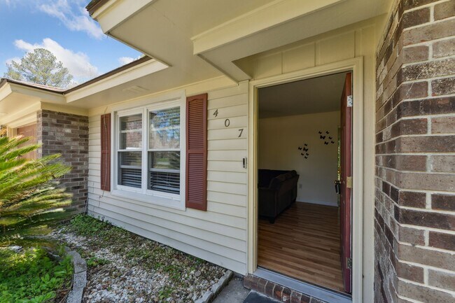 Foto del edificio - AVAILABLE NOW! (Pet Friendly)