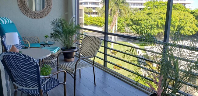 Building Photo - 555 Banyan Tree Ln