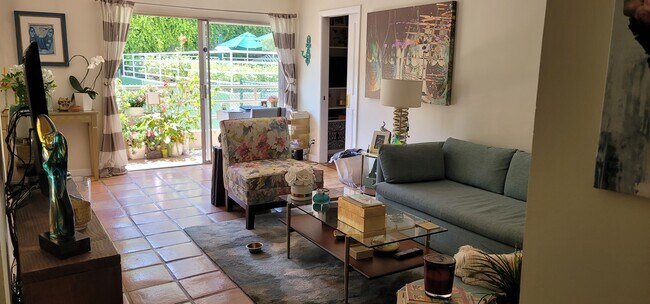 Foto del edificio - 1131 Alta Loma Rd