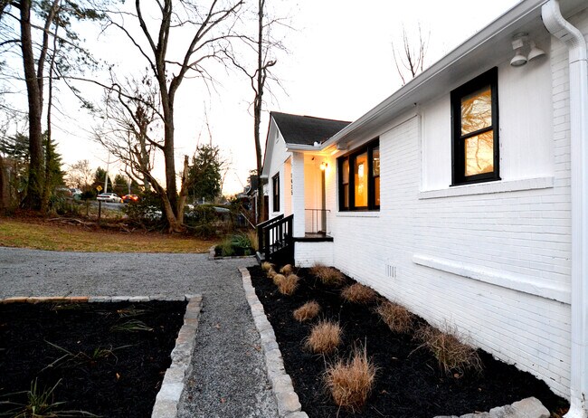 Foto del edificio - 1435 Bouldercrest Rd SE