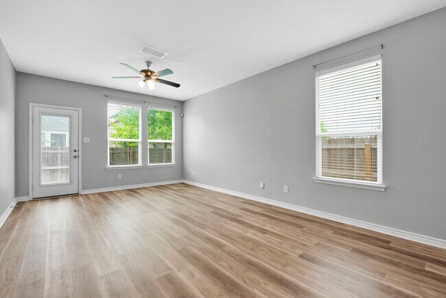 Foto del edificio - Charming 2 Bed 2 Bath Home in Highly Sought After Alamo Ranch Area!