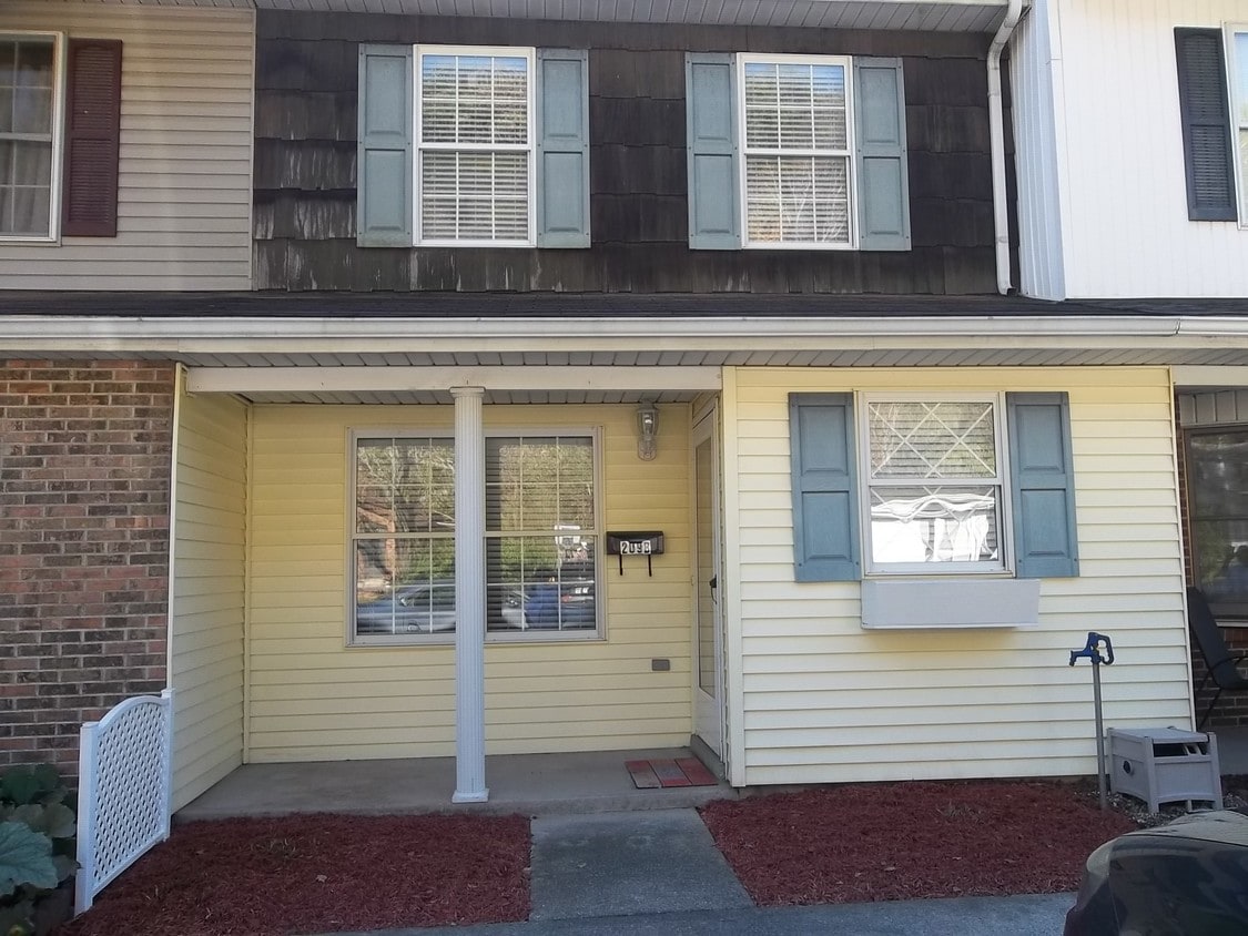 209 Hillside Dr, Nitro, WV 25143 Townhome Rentals in Nitro WV
