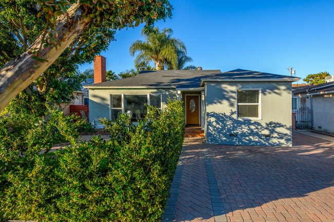 Foto del edificio - 16641 Gilmore St