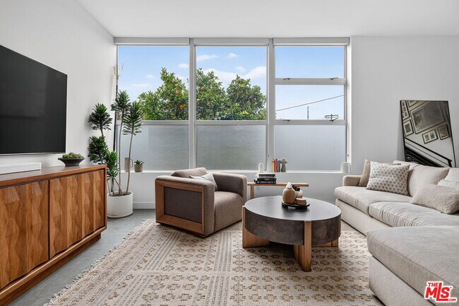 Foto del edificio - 660 Rose Ave