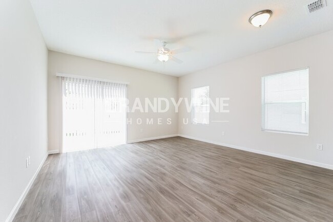 Building Photo - Apply Now! 4BED 2.5BATH