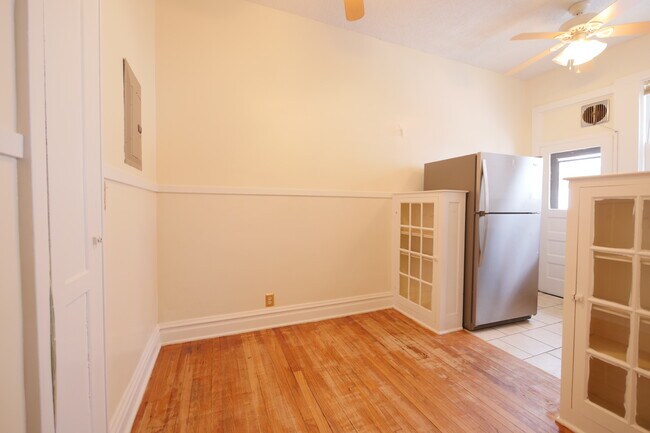 Vista del comedor a la cocina. - 705 W South St