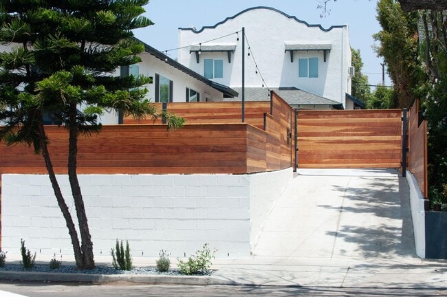 Foto del edificio - Spacious & Updated 1 Bed 1 Bath in the Heart of Echo Park - Parking & Laundry