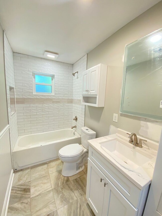 Building Photo - Newly Renovated! Short-term lease only!