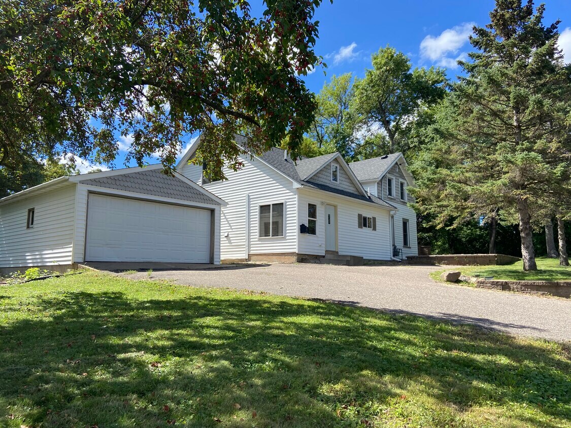 Foto principal - 1221 Carnelian St N