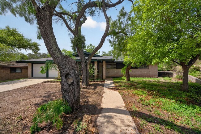 Foto del edificio - Beautifully refreshed 3-bedroom, 2-bath ranch-style home, located in the sought-after Colonies No...
