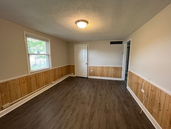 Foto del edificio - MOVE-IN READY!