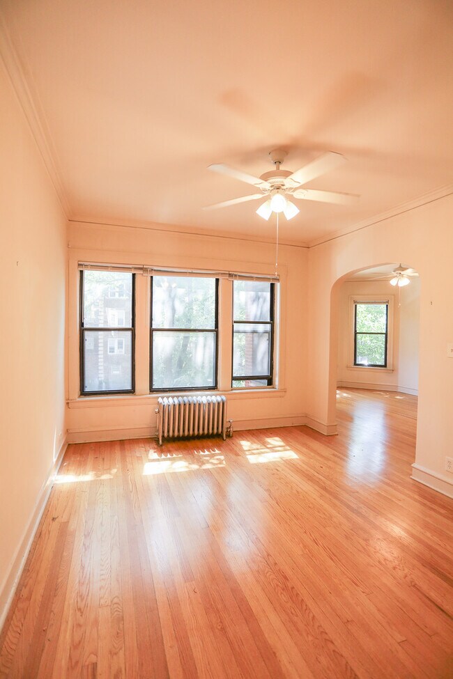 Building Photo - 1358 W Carmen Ave