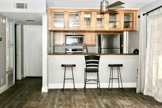 Foto del edificio - Available Now 2Br 1 Ba Condo with 1c garage