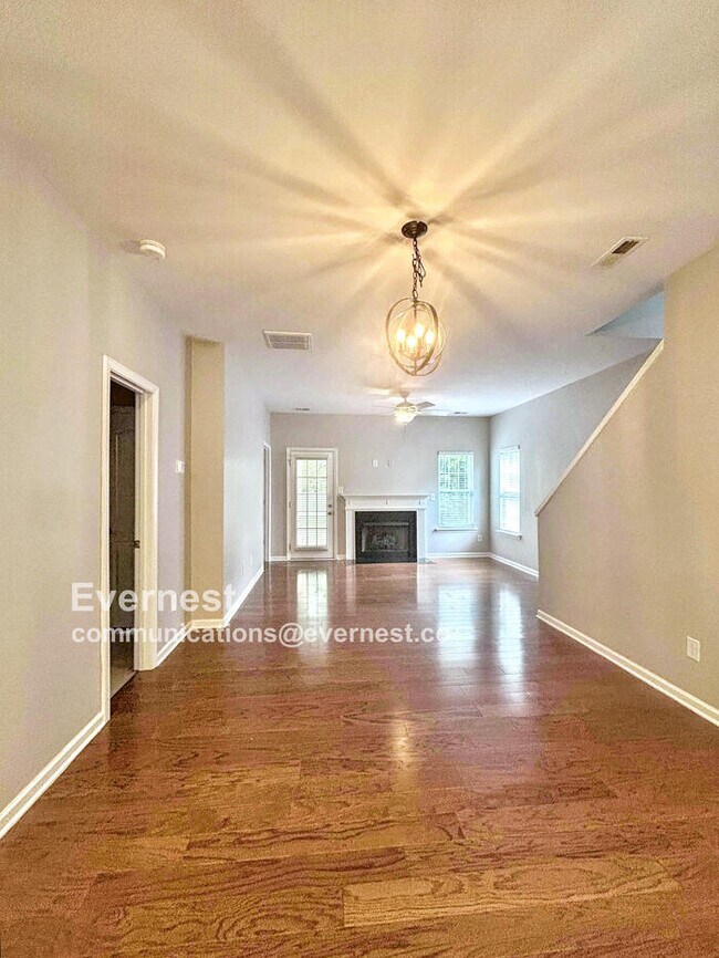 Foto del edificio - Spacious 3-Bedroom, 3-Bath Townhome with M...