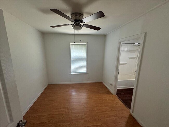 Building Photo - 1133 Saucedo St