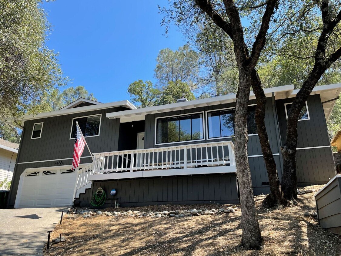 Primary Photo - 3 bedroom, 2 bath remodeled home in Lake W...