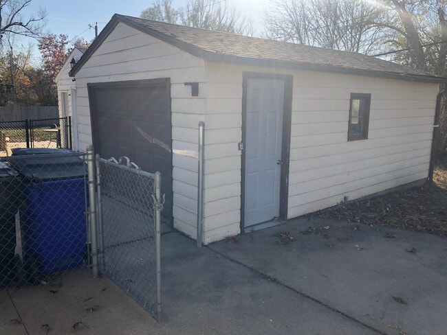 Building Photo - Affordable 3/1 with detached garage on qui...