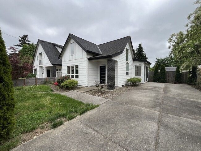 Building Photo - Charming 1Bed 1Bath Modern 2 Story Cottage with Fabulous Updates! Washer & Dryer Hook-ups!