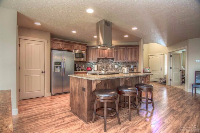 Building Photo - Gorgeous 4-bedroom single level unfurnished Terrebonne Home with Mountain Views!