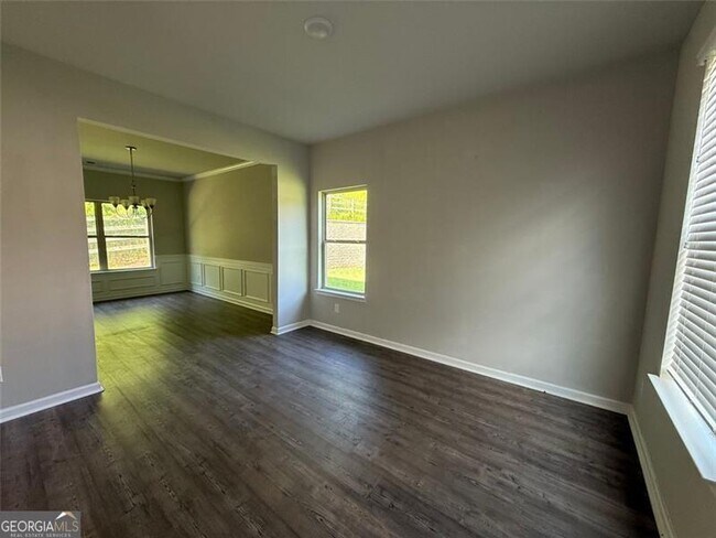 Foto del edificio - 221 Creek View Pl