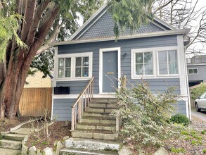 Building Photo - 122 NE Beech St