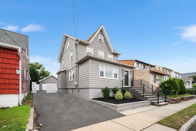 Building Photo - 725 4th St