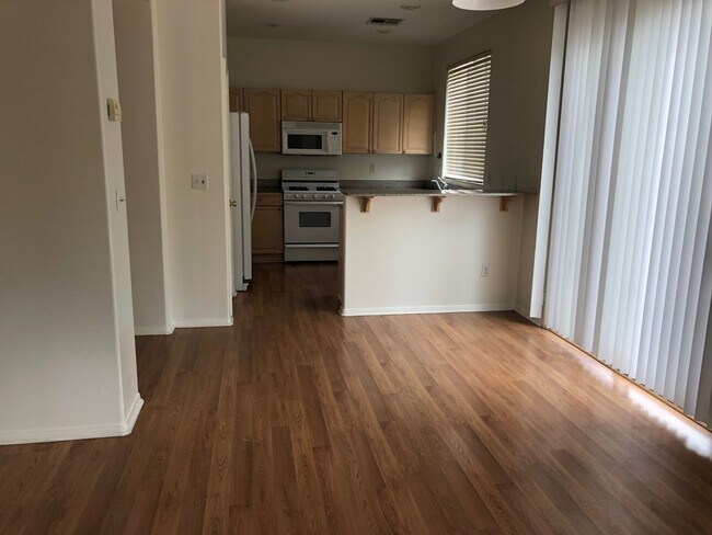 Foto del edificio - Charming 4 BED/3BATH, Home nestled in this beautiful guard-gated Rhodes Ranch Community!