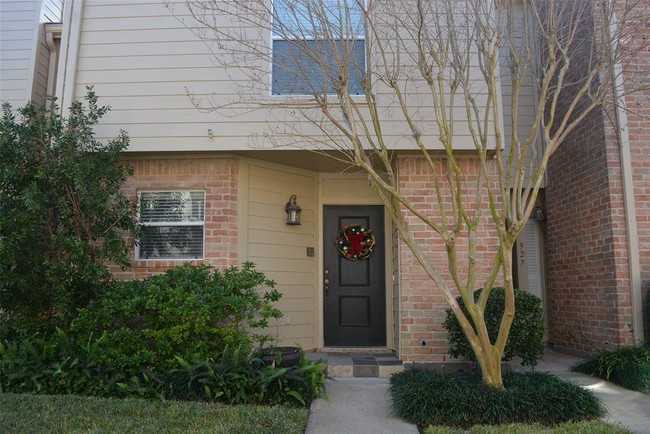 Building Photo - 926 Memorial Village Dr